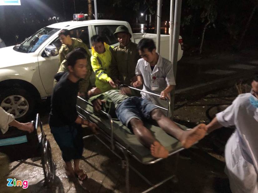 Đưa 5 người bị thương ở thủy điện Rào Trăng 4 đi bệnh viện-1