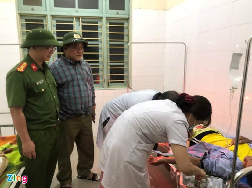 Đưa 5 người bị thương ở thủy điện Rào Trăng 4 đi bệnh viện-2