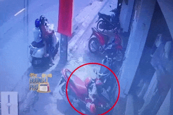 Vác tuýp sắt đi giải quyết mâu thuẫn, người đàn ông suýt đập trúng đầu bé sơ sinh khiến nhiều người phẫn nộ-2