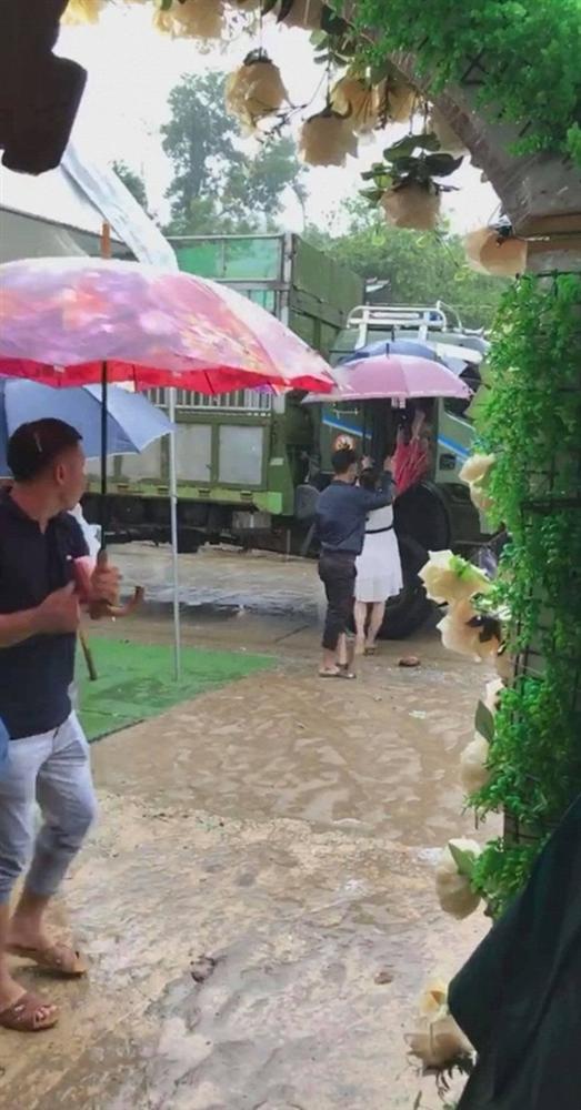 Thảo Trang và chồng kém 9 tuổi tổ chức đám cưới lần 2 ở Quảng Ngãi, khách mời đến dự bằng xuồng và xe tải-5