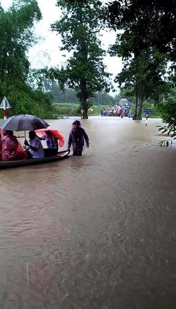 Thảo Trang và chồng kém 9 tuổi tổ chức đám cưới lần 2 ở Quảng Ngãi, khách mời đến dự bằng xuồng và xe tải-4