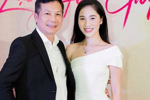 Không hổ danh đệ nhất lãng mạn, Shark Hưng khiến dân tình đỏ mặt trước khoảnh khắc tình tứ như thanh niên đôi mươi với vợ Á hậu-3