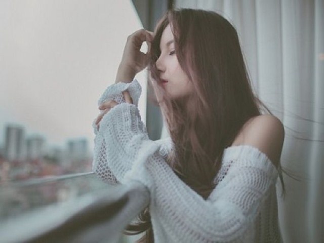 Ngày ra tòa, vợ mang theo một bó hoa cẩm chướng đỏ khiến chồng ngạc nhiên đến thẫn thờ, lời cô nói sau đó càng khiến anh hối hận vội vàng rút đơn-1