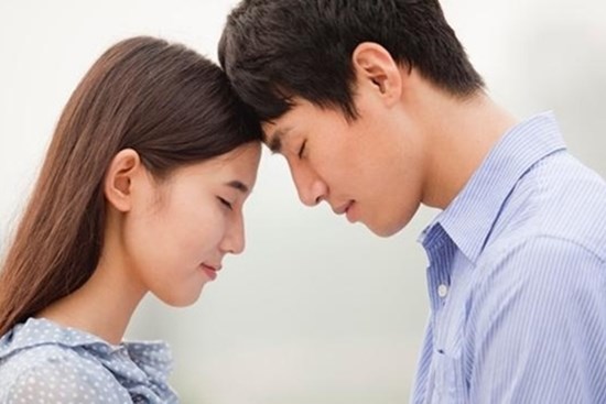 Ngày ra tòa, vợ mang theo một bó hoa cẩm chướng đỏ khiến chồng ngạc nhiên đến thẫn thờ, lời cô nói sau đó càng khiến anh hối hận vội vàng rút đơn