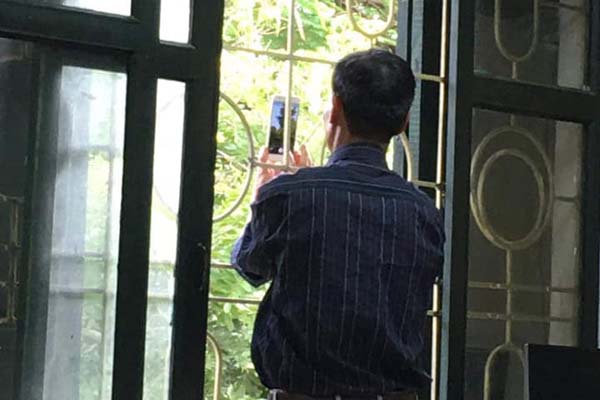 Bị ghi tên vào sổ đầu bài, nam sinh nhận phạt với hình thức cực kì hài hước khiến dân mạng nhìn thấy đã mủi lòng-3