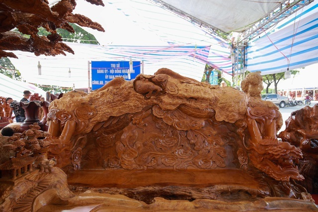Xôn xao bộ bàn ghế khủng từ gỗ nu, chạm khắc tứ linh tinh xảo ở Hà Nội-11