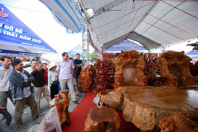 Xôn xao bộ bàn ghế khủng từ gỗ nu, chạm khắc tứ linh tinh xảo ở Hà Nội-12