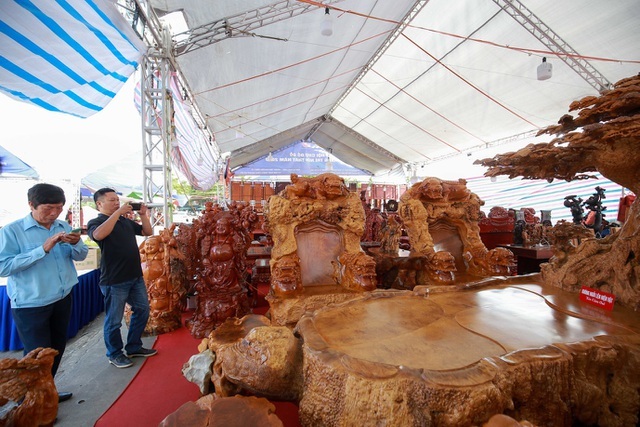 Xôn xao bộ bàn ghế khủng từ gỗ nu, chạm khắc tứ linh tinh xảo ở Hà Nội-13