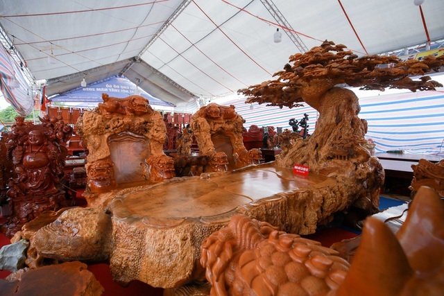 Xôn xao bộ bàn ghế khủng từ gỗ nu, chạm khắc tứ linh tinh xảo ở Hà Nội-2