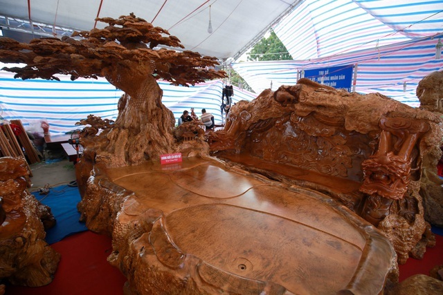Xôn xao bộ bàn ghế khủng từ gỗ nu, chạm khắc tứ linh tinh xảo ở Hà Nội-3