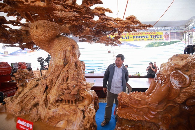 Xôn xao bộ bàn ghế khủng từ gỗ nu, chạm khắc tứ linh tinh xảo ở Hà Nội-6