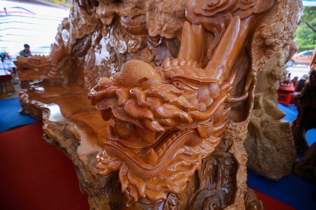 Xôn xao bộ bàn ghế khủng từ gỗ nu, chạm khắc tứ linh tinh xảo ở Hà Nội-8