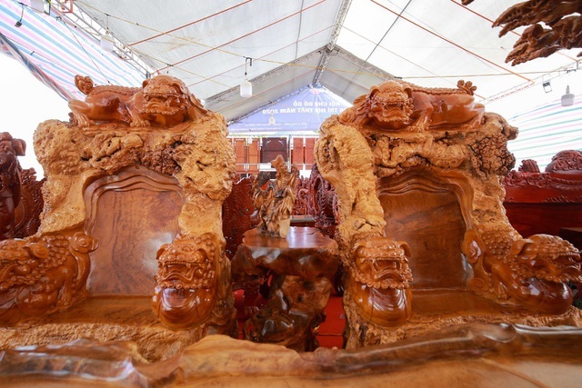 Xôn xao bộ bàn ghế khủng từ gỗ nu, chạm khắc tứ linh tinh xảo ở Hà Nội-9