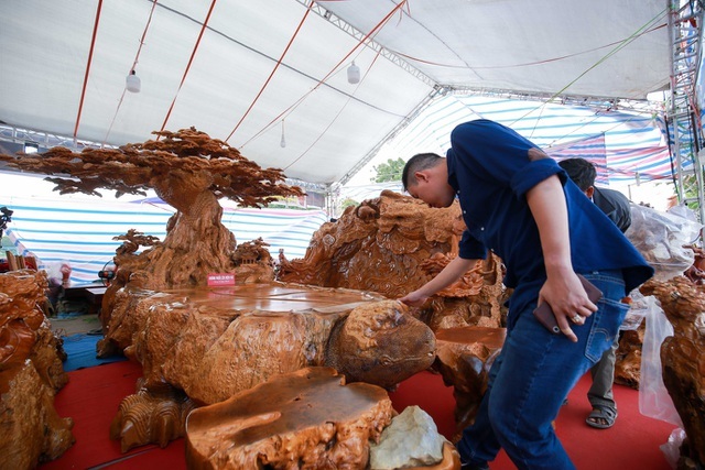 Xôn xao bộ bàn ghế khủng từ gỗ nu, chạm khắc tứ linh tinh xảo ở Hà Nội-10