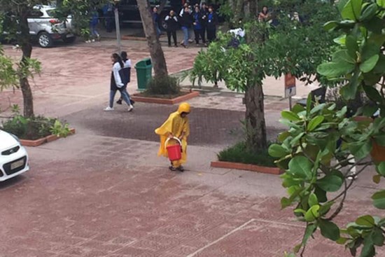 Bị ghi tên vào sổ đầu bài, nam sinh nhận phạt với hình thức cực kì hài hước khiến dân mạng nhìn thấy đã mủi lòng