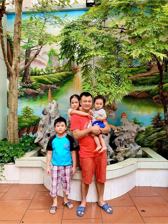 NSND Tự Long hiếm hoi khoe ảnh đầy đủ cả 3 con, con trai lớn với người vợ đầu tiên giờ đã phổng phao?-1