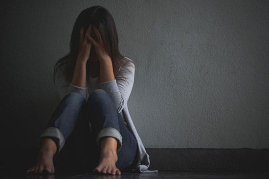 Con gái liên tục tự nhổ tóc mỗi ngày, 15 tuổi đã hói cả đầu, mẹ đưa đi khám mới tá hóa phát hiện sự thật