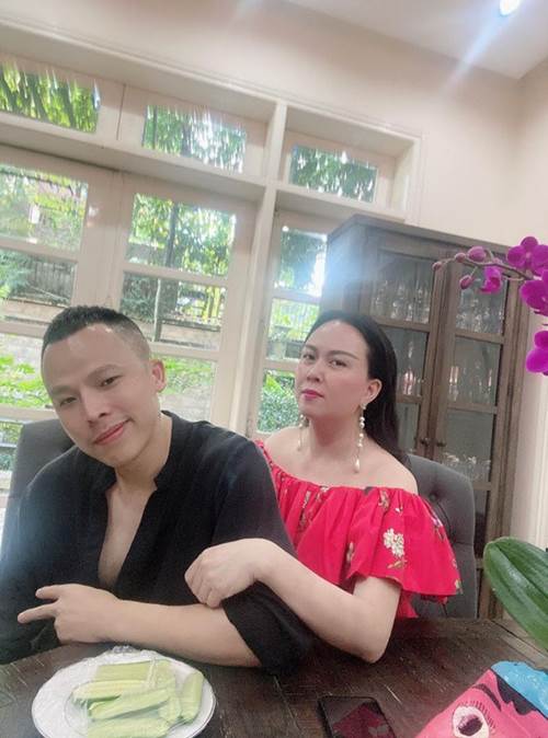 Quách Ngọc Ngoan, Phượng Chanel đăng ảnh trong ngày giỗ bố, lộ nơi đang ở của 2 vợ chồng-1