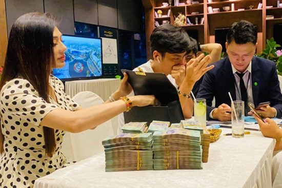 Lâm Khánh Chi vác ba lô, mang cọc tiền tỷ chất như... gạch xây nhà đi tậu biệt thự: 