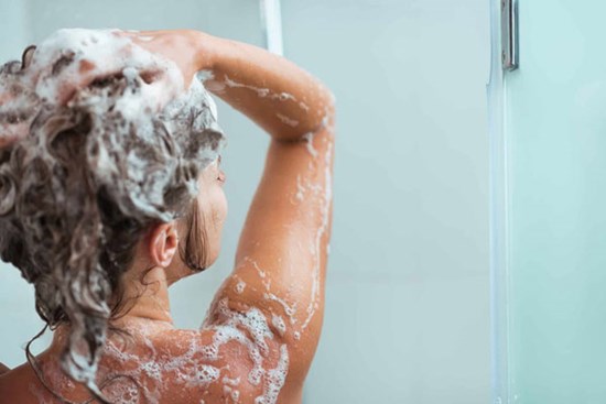 5 hóa chất trong một số sữa tắm, dầu gội, tiếp xúc nhiều gây rối loạn nội tiết, tăng nguy cơ ung thư