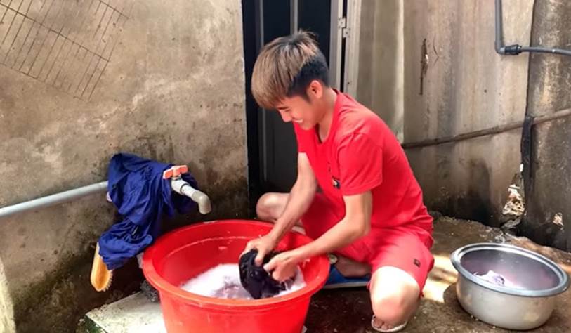 Dừng hoạt động được vài ngày, Hưng Vlog lại đăng clip cà khịa mẹ, nhưng để không bị dân mạng phản ứng đã phải dùng đến chiêu cuối” này-2