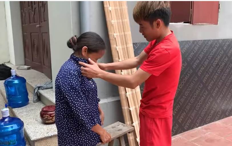 Dừng hoạt động được vài ngày, Hưng Vlog lại đăng clip cà khịa mẹ, nhưng để không bị dân mạng phản ứng đã phải dùng đến chiêu cuối” này-3