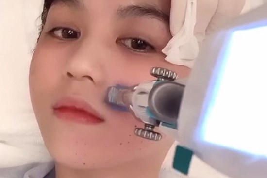 Ngọc Trinh chi 8 triệu để cấy tinh chất vào da, Hà Hồ chịu chi với phương pháp tiêm tế bào gốc được chiết xuất từ mỡ của chính chủ
