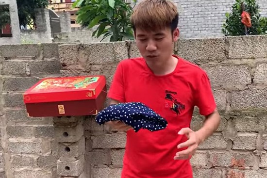Dừng hoạt động được vài ngày, Hưng Vlog lại đăng clip ''cà khịa'' mẹ, nhưng để không bị dân mạng phản ứng đã phải dùng đến “chiêu cuối” này