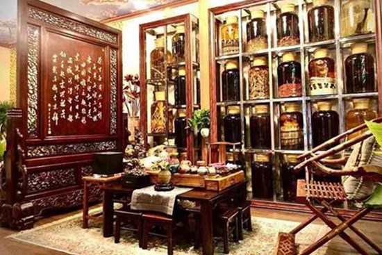 Choáng ngợp căn nhà nội thất toàn gỗ khắc nguyên khối tiền tỉ của đại gia Hà thành
