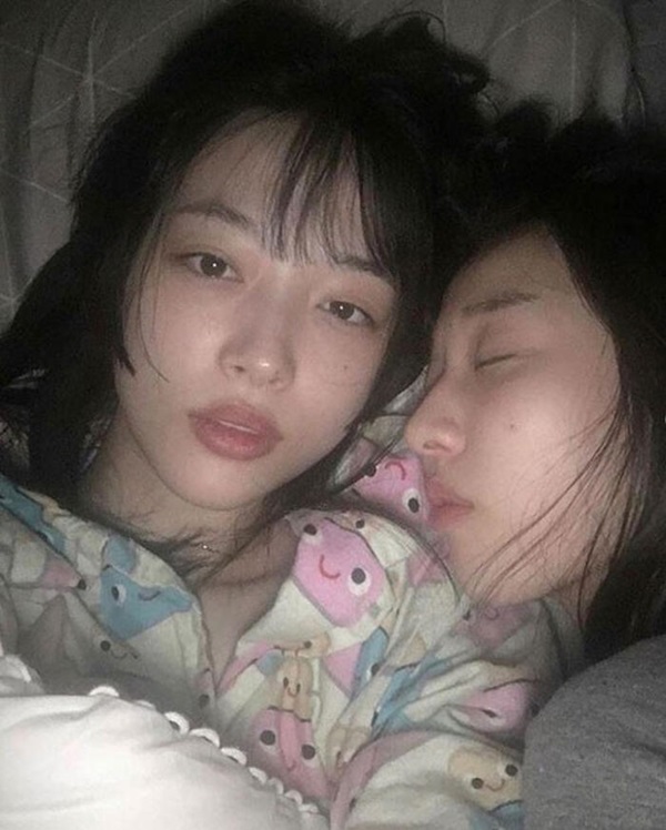 Sao Hàn đến viếng mộ Sulli trong ngày giỗ đầu: Xin lỗi vì đã khóc!-4