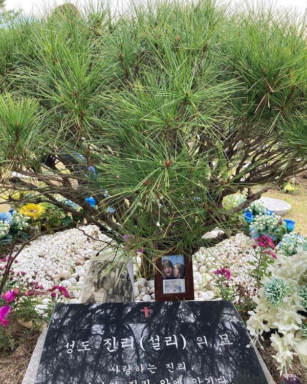 Sao Hàn đến viếng mộ Sulli trong ngày giỗ đầu: Xin lỗi vì đã khóc!-5