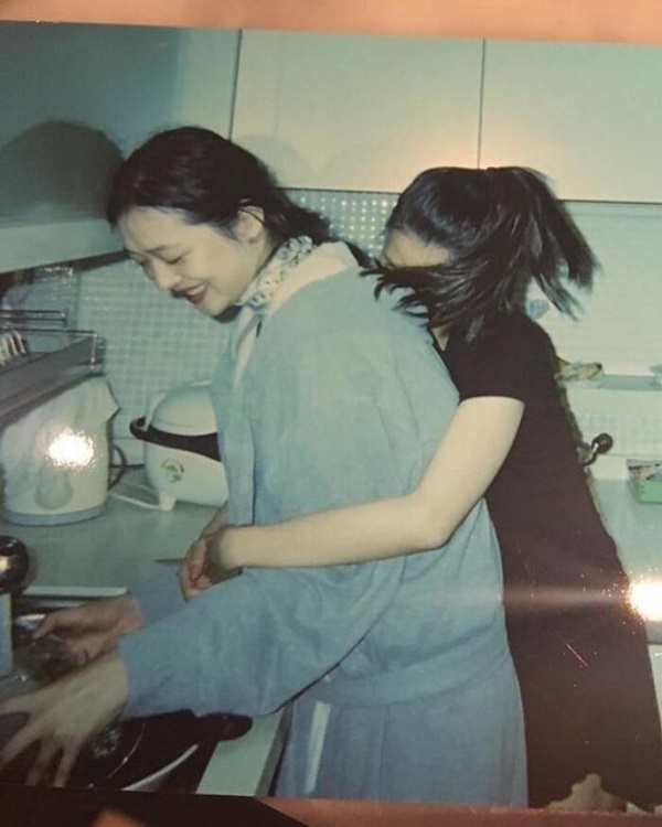 Sao Hàn đến viếng mộ Sulli trong ngày giỗ đầu: Xin lỗi vì đã khóc!-7