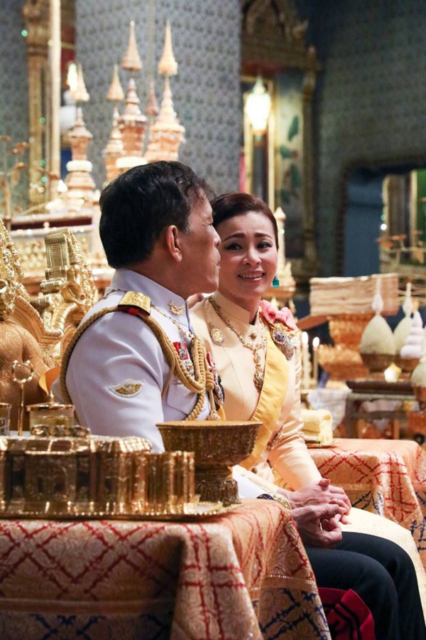 Hoàng quý phi Thái Lan đột ngột vắng bóng trong sự kiện hoàng gia, Hoàng hậu Suthida khẳng định vị trí của mình bằng chi tiết đầy tinh tế-3