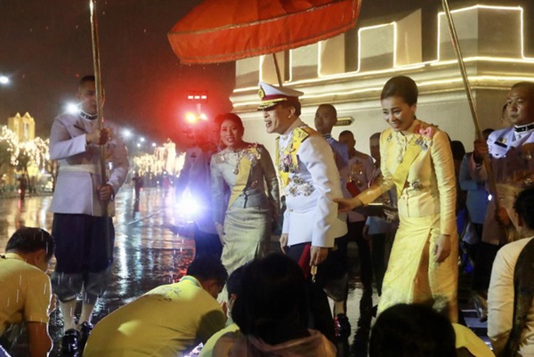 Hoàng quý phi Thái Lan đột ngột vắng bóng trong sự kiện hoàng gia, Hoàng hậu Suthida khẳng định vị trí của mình bằng chi tiết đầy tinh tế-4