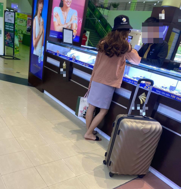 Nữ quái cướp ngân hàng ở TP.HCM bị bắt khi đang mua kim cương trong trung tâm thương mại-3