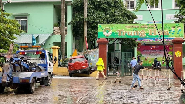 Hà Nội: Ô tô lao thẳng vào cổng trường mầm non, húc đổ hàng rào sắt-1