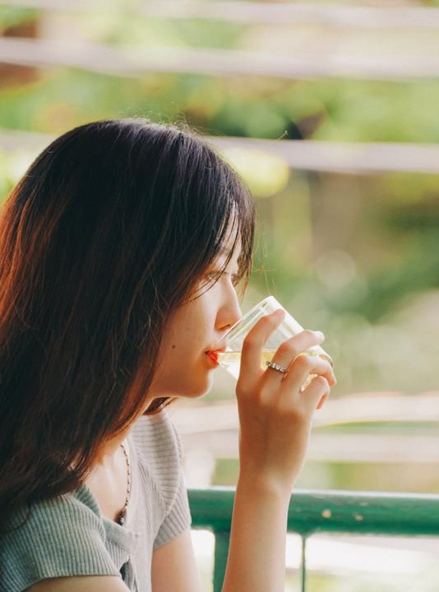 Kiếm 25 triệu/tháng, người vợ kết hôn 8 năm vẫn phải cay đắng cầm tiền đi chuộc chứng minh thư cho chồng ở nhà nghỉ, cũng từng bị chồng hất thẳng nồi canh vào mặt-3