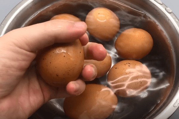 Con dâu nhét trứng vào thùng gạo mẹ chồng khó hiểu, hỏi ra mới vỡ lẽ-2