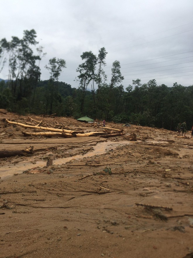 Hình ảnh gây sốc về trạm kiểm lâm nơi 13 chiến sĩ gặp nạn trên đường cứu hộ thủy điện Rào Trăng 3: Không còn gì ngoài đất đá, tiếng gọi còn ai không mãi không được đáp lời-4