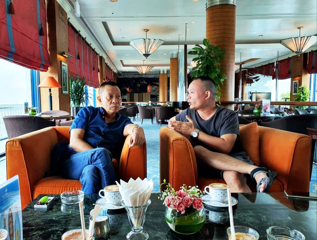 Nhà báo Lại Văn Sâm gây chú ý với khuôn mặt khó nịnh khi ngồi cạnh con trai, cuộc tâm sự giữa hai người đàn ông khiến ai cũng chú ý-1