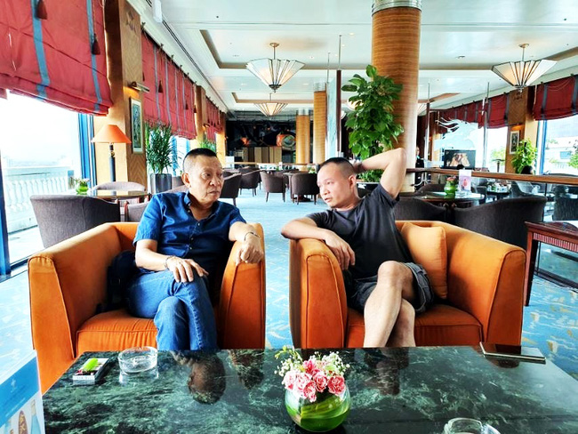 Nhà báo Lại Văn Sâm gây chú ý với khuôn mặt khó nịnh khi ngồi cạnh con trai, cuộc tâm sự giữa hai người đàn ông khiến ai cũng chú ý-2