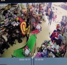 Vác tuýp sắt đi giải quyết mâu thuẫn, người đàn ông suýt đập trúng đầu bé sơ sinh khiến nhiều người phẫn nộ-1