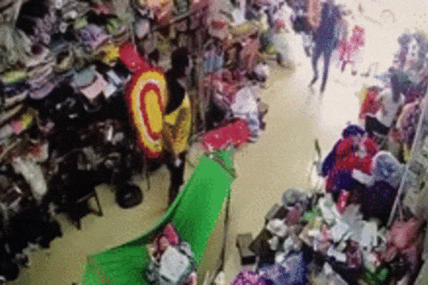 Hoang mang về clip nhân viên Starbucks nhổ lại đồ uống vào ly của khách sau khi nếm thử-7