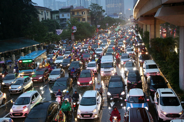 Hà Nội: Nhiều tuyến đường tắc cứng, người dân vật vã về nhà trong cơn mưa tầm tã do ảnh hưởng của bão số 7-10