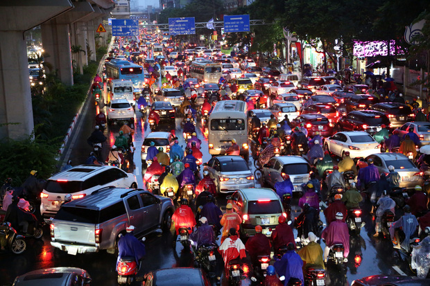 Hà Nội: Nhiều tuyến đường tắc cứng, người dân vật vã về nhà trong cơn mưa tầm tã do ảnh hưởng của bão số 7-2