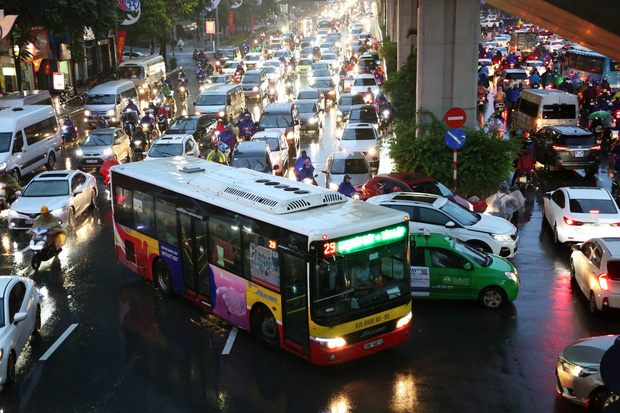 Hà Nội: Nhiều tuyến đường tắc cứng, người dân vật vã về nhà trong cơn mưa tầm tã do ảnh hưởng của bão số 7-3