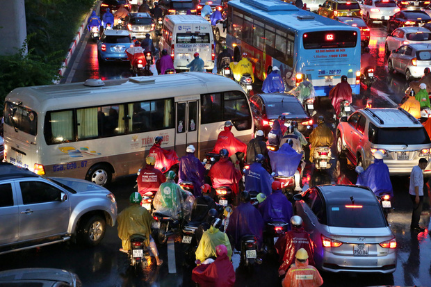 Hà Nội: Nhiều tuyến đường tắc cứng, người dân vật vã về nhà trong cơn mưa tầm tã do ảnh hưởng của bão số 7-6