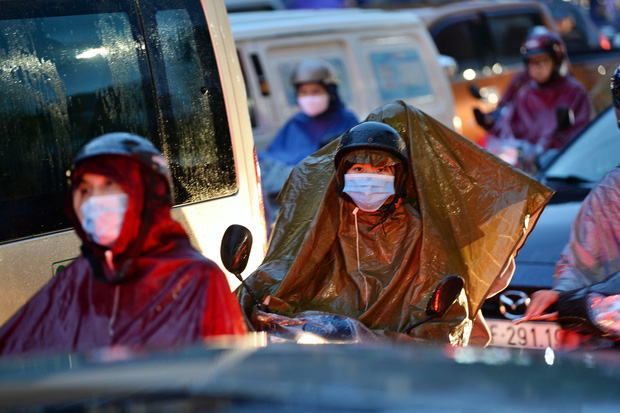 Hà Nội: Nhiều tuyến đường tắc cứng, người dân vật vã về nhà trong cơn mưa tầm tã do ảnh hưởng của bão số 7-9