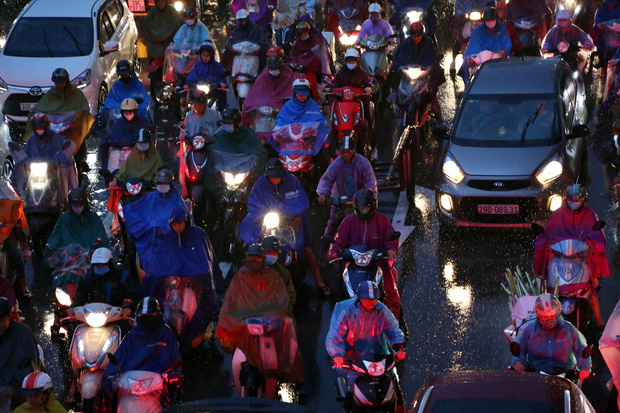 Hà Nội: Nhiều tuyến đường tắc cứng, người dân vật vã về nhà trong cơn mưa tầm tã do ảnh hưởng của bão số 7-12