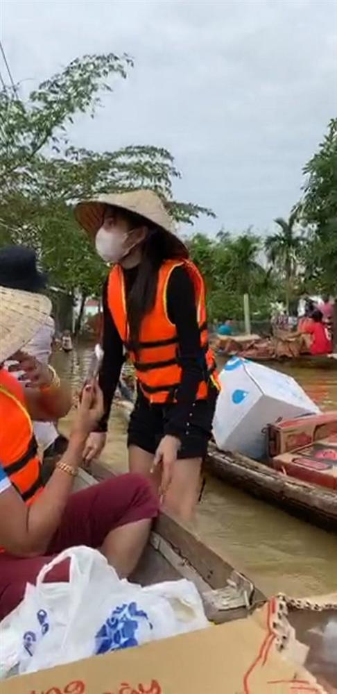 Thủy Tiên tự tay đẩy ghe vào vùng ngập lụt, tiết lộ lý do livestream phát đồ tiếp tế cho người dân-2